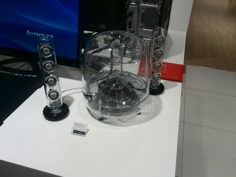 可媲美苹果店 王府井联想体验店见闻